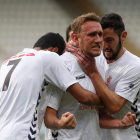 Sultán, con el número siete a la espalda, y Villarejo felicitan a Isaac Aketxe tras marcar el segundo gol culturalista.
