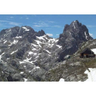 Los neveros aún persisten en el entorno del refugio de Collado Jermoso, en la vertiente valdeonesa del Parque Nacional de Picos de Europa.