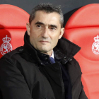 El entrenador del Barcelona, Ernesto Valverde, sigue desde su banquillo la marcha del partido copero ante la Cultural. MARCIANO PÉREZ/JESÚS F. SALVADORES