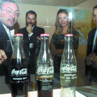 Tres botellas de Coca-Cola 'reescritas' con los mensajes 'ocultos' del artista Cildo Meireles.