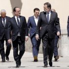 Mariano Rajoy y los otros seis dirigentes de los países del sur de la UE se dirigen a la foto de familia, en los jardines del Palacio del Pardo de Madrid.
