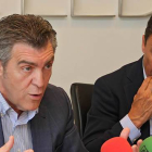 Javier Cepedano, presidente de la FELE y Fernando Santos, presidente de Editorial MIC, durante el acto en el que se ratifica al segundo como premio Cecale de Oro en la provincia de León.