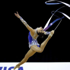 Carolina Rodríguez realiza el ejercicio de cinta en el concurso de gimnasia rítmica.