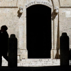 Entrada principal de la sede dentral del banco Monte Paschi di Siena, en Siena.