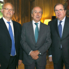 Michel Nalet, Ramón de Miguel y Egea y Juan Vicente Herrera, en la reunión de ayer. CARLOS S. CAMPILLO