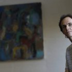 El artista José A. Alonso ante uno de los lienzos que pueden verse en el Auditorio.