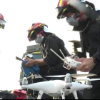 Soldados de la Unidad Militar de Emergencias operan con un dron. DL