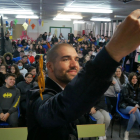 Pablo álvarez se hace un 'selfie' con los alumnos del IES Eras de Renueva. DL