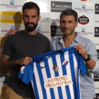 Fran Carnicer posa con la camiseta de la Ponferradina junto a Tomás Nistal. Á.E.