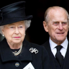 La reina Isabel II y el duque de Edimburgo, en una foto de archivo.