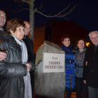Vara y su hermana junto al obispo, la alcaldesa y representantes de las asociaciones del barrio.