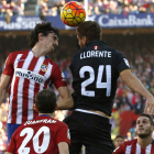 Fernando Llorente del Sevilla y Stefan Savic del Atlético luchan por el balón.