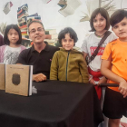 Alfonso Manso, que firmó ayer, rodeado de escolares. DL