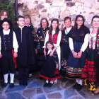 Un grupo de ciudadanos acuden vestidos con el traje típico a la misa solemne