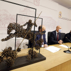 José Luis Díaz Villarig, presidente del Colegio de Médicos, José Antonio Diez, alcalde de León, y Amancio González, escultor autor de la obra, ayer. Abajo, la maqueta de la escultura.