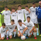 El Atlético Bierzo infantil con su trofeo y las medallas. M. MACÍAS