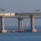 Dos aviones de guerra rusos sobrevuelan el puente que une Rusia con Crimea en el mar de Azov