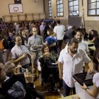 Colas en el centro cívico La Sedeta de Barcelona para votar en el referéndum independentista del 1-O. MARTA PÉREZ