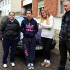 La madre de los bebés, entre las dos abuelas, y un amigo de la familia, en Santa Lucía.