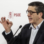 Patxi López, durante su participación en un acto con militantes del PSOE en Burgos.