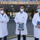 Los traumatólogos Enrique Damazo, Andrés Saldaña y Luis Gervás, con la app que entrará en funcionamiento esta semana. RAMIRO
