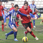 Acorán encara a un rival en el último partido disputado por la Deportiva en El Toralín.