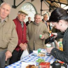 Varios leoneses degustan el Café Justo en el Ecomercado de León.