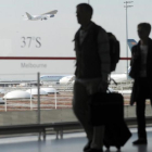 Unos pasajeros caminan con su equipaje en el aeropuerto de Roissy-Charles de Gaulle, en París (Francia).