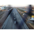 Imagen de las obras para la llegada de la Alta Velocidad a la ciudad de León, en una foto realizada a la altura del puente sobre las vías en el polígono de Onzonilla.