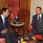 El ministro Alonso conversa con el rey Mohamed VI de Marruecos durante su audiencia de ayer