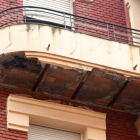 El balcón del que se desprendieron varios cascotes el jueves, que hirieron a un hombre. RAMIRO