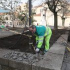 Los operarios de obras y la contratas de jardines trabajan estos días para que esté acabado antes de Semana Santa.