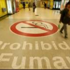 Anuncio de prohibibido fumar en una estación de metro de Madrid
