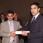 El alcalde de Sahagún, Emilio Redondo, entregó a Javier Pérez Gil el premio Puerro de Oro.
