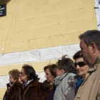 Los hijos y familiares del homenajeado, delante de  la placa.