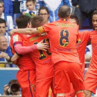 Los jugadores del Barça felicitan a Neymar por su gol ante el Espanyol en Cornellà.