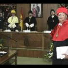 El presidente del Diario de León y de la Corporación Voz de Galicia, Santiago Rey Fernández-Latorre, ha sido hoy investido doctor honoris causa por la Universidad de León, en el acto de apertura del nuevo curso 2006/2007 celebrado el Aula Magna de El Albéitar.