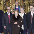 Beatriz Gonzáles junto a sus cinco hijos.
