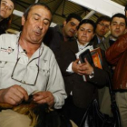 Los asistentes a la feria contemplan una de las demostraciones de pela del gallo de ayer