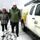 La presidenta de la Diputación de León, Isabel Carrasco, y el jefe de negocio de Iberdrola en León, Agustín de la Fuente, visitan las instalaciones de la línea eléctrica de la estación de esquí de San Isidro