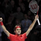 Roger Federer levanta los brazos tras superar a Nadal en la final del Masters.