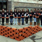 Jóvenes de León simbolizan la construcción de una pared para reclamar el derecho a una vivienda digna.