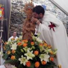 Un caballero cuelga la medalla de honor a la Virgen de la Encina
