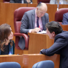 Ana Carlota Amigo, portavoz de Ciudadanos, departe con el consejero de Empleo, Carlos Fernández Carriedo.