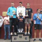 El pequeño Adrián Fanegas con los ganadores en el podio.