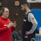Alfred Julbe habla con Navarro en el entrenamiento del Barça