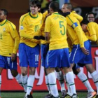 Los brasileños celebran el gol de su compañero Maicon.