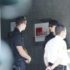 Dos guardias civiles, en la entrada de la sede, en una foto de archivo.