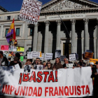 Concentración a las puertas del Congreso de los Diputados convocada por el Encuentro Estatal de Colectivos de Memoria Histórica y Víctimas del Franquismo para denunciar la impunidad del franquismo.