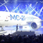 El primer ministro ruso Dmitry Medvedev se dispone a presentar el avión Irkut MC-21, la apuesta de Rusia para los vuelos de bajo coste.